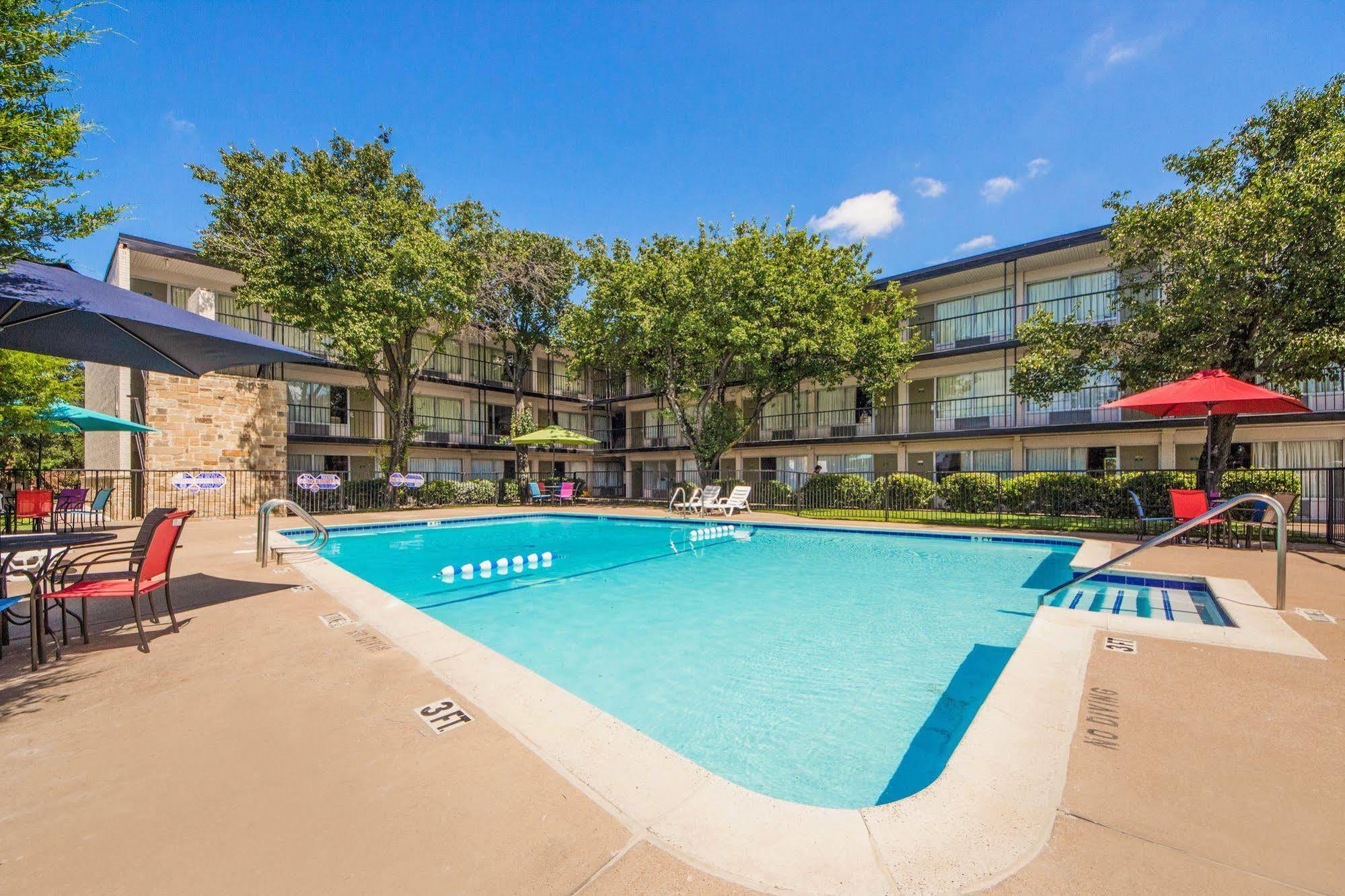 Econo Lodge Airport I-35 North Farmers Branch Zewnętrze zdjęcie