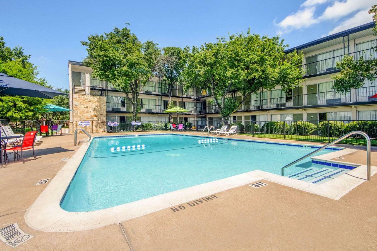 Econo Lodge Airport I-35 North Farmers Branch Zewnętrze zdjęcie